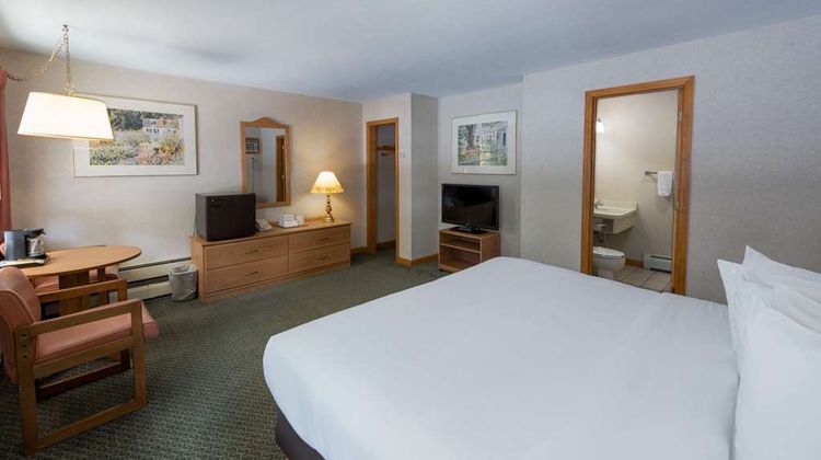 Adirondack Retreat Inn & Suites Room