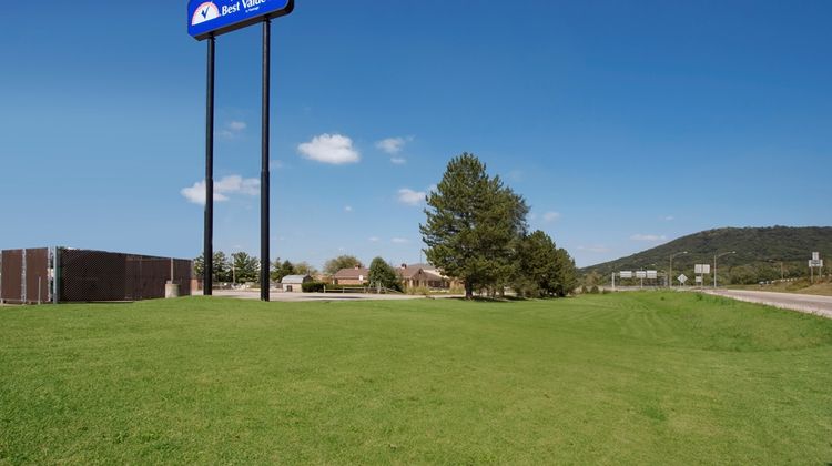 Americas Best Value Inn Exterior