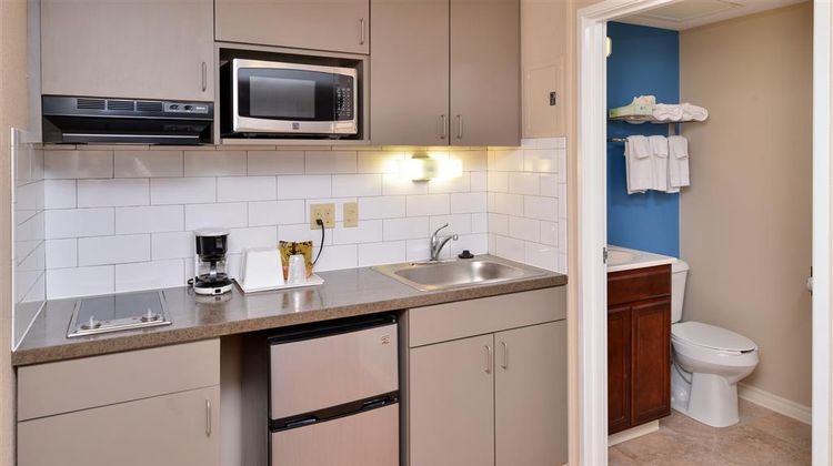 Americas Best Value Inn Suite