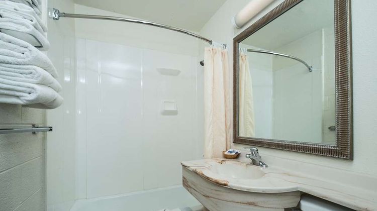 Americas Best Value Inn & Suites Room