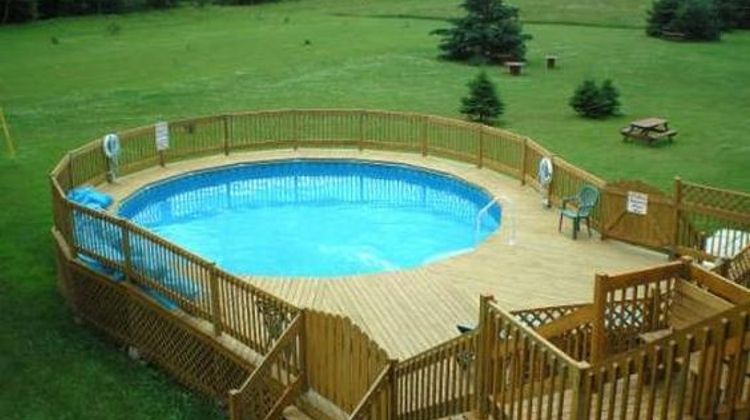 Canadas Best Value Inn & Suites Pool