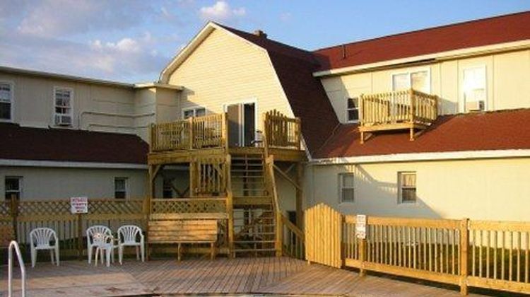 Canadas Best Value Inn & Suites Pool