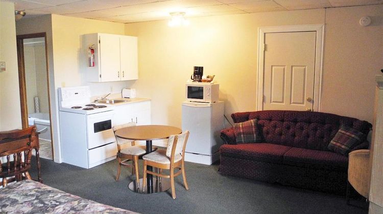 Canadas Best Value Inn & Suites Suite