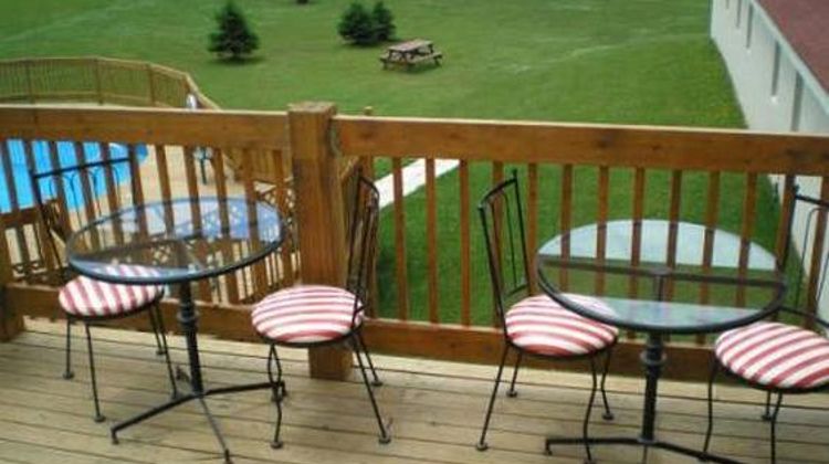 Canadas Best Value Inn & Suites Exterior