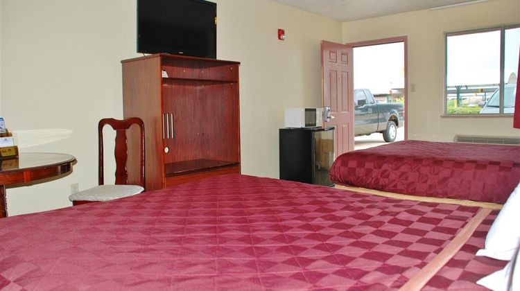 Americas Best Value Inn & Suites-Hempste Room