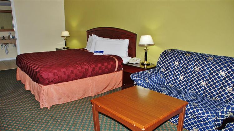 Americas Best Value Inn & Suites-Hempste Suite