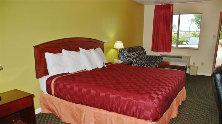 Americas Best Value Inn & Suites-Hempste Suite