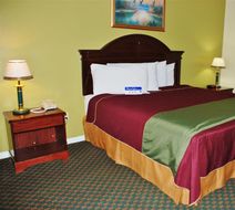 Americas Best Value Inn & Suites-Hempste Room