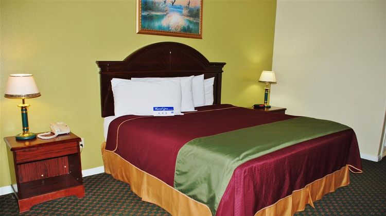 Americas Best Value Inn & Suites-Hempste Room