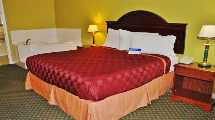 Americas Best Value Inn & Suites-Hempste Suite