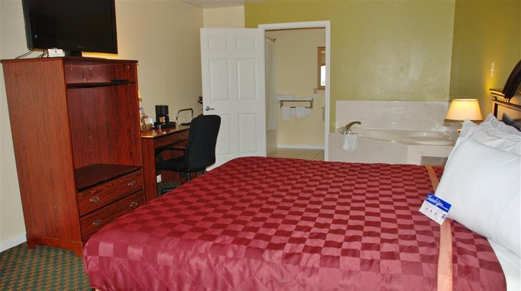 Americas Best Value Inn & Suites-Hempste Suite