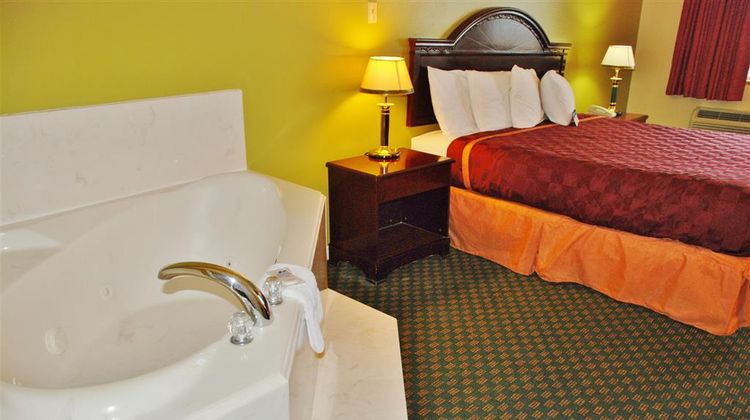 Americas Best Value Inn & Suites-Hempste Suite