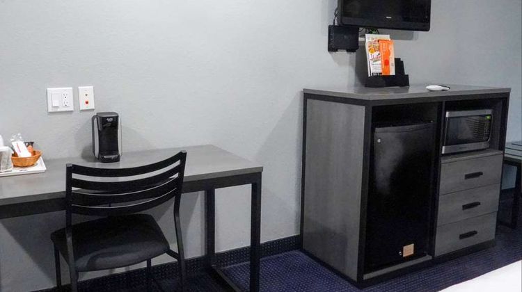 Americas Best Value Inn & Stes Bush Arpt Room
