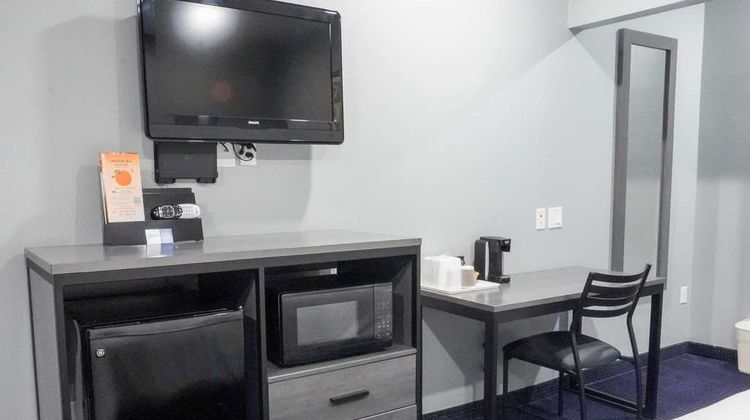 Americas Best Value Inn & Stes Bush Arpt Room