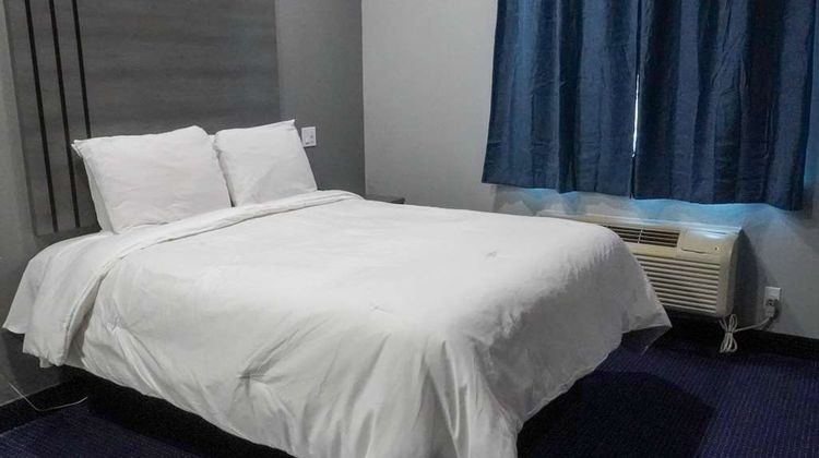 Americas Best Value Inn & Stes Bush Arpt Room