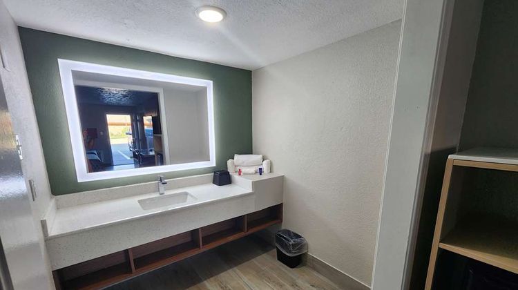 Americas Best Value Inn Longview Room