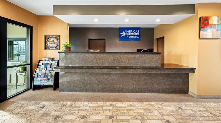 Americas Best Value Inn Somerville Lobby