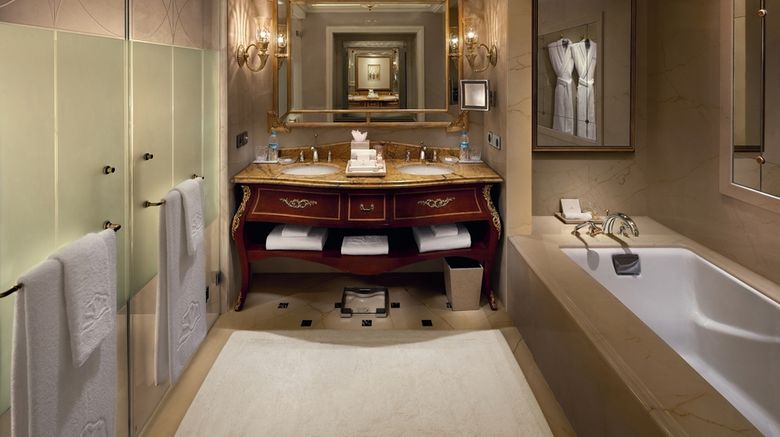 <b>The Leela Palace New Delhi Room</b>. Images powered by <a href="https://iceportal.shijigroup.com/" title="IcePortal" target="_blank">IcePortal</a>.