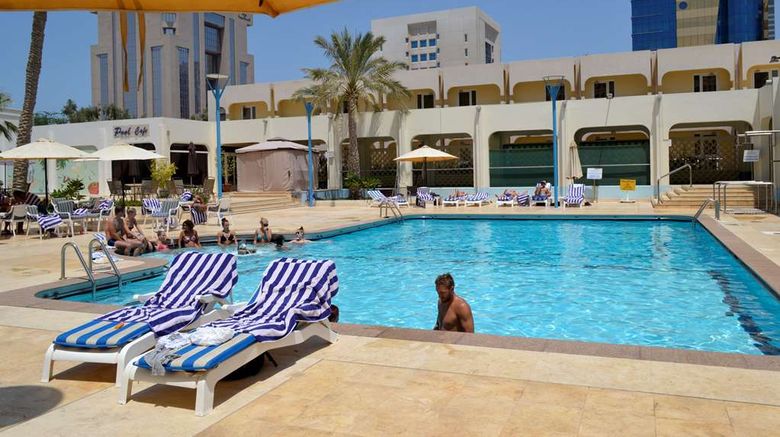 <b>Golden Tulip Bahrain Pool</b>. Images powered by <a href="https://iceportal.shijigroup.com/" title="IcePortal" target="_blank">IcePortal</a>.