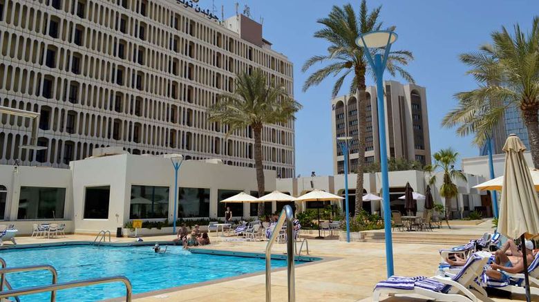 <b>Golden Tulip Bahrain Pool</b>. Images powered by <a href="https://iceportal.shijigroup.com/" title="IcePortal" target="_blank">IcePortal</a>.