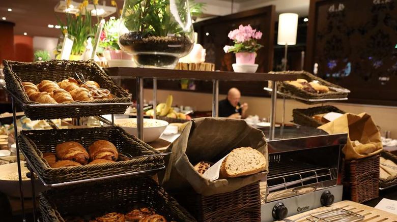 <b>Golden Tulip Paris CDG Airport Restaurant</b>. Images powered by <a href="https://iceportal.shijigroup.com/" title="IcePortal" target="_blank">IcePortal</a>.