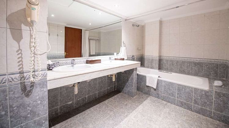 Golden Tulip Dar Es Salaam Room