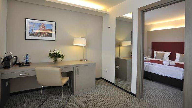 <b>Golden Tulip Kassel Hotel Reiss Suite</b>. Images powered by <a href="https://iceportal.shijigroup.com/" title="IcePortal" target="_blank">IcePortal</a>.