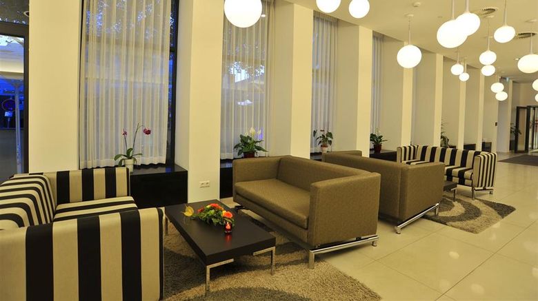 <b>Golden Tulip Kassel Hotel Reiss Lobby</b>. Images powered by <a href="https://iceportal.shijigroup.com/" title="IcePortal" target="_blank">IcePortal</a>.