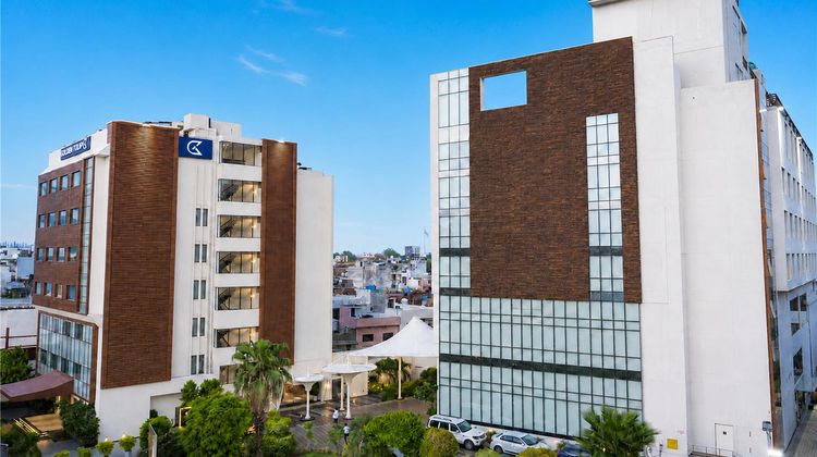 Golden Tulip Lucknow Exterior