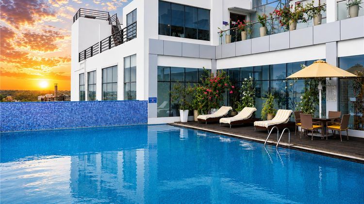 Golden Tulip Lucknow Pool
