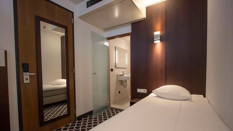 <b>Golden Tulip West Ende Room</b>. Images powered by <a href="https://iceportal.shijigroup.com/" title="IcePortal" target="_blank">IcePortal</a>.