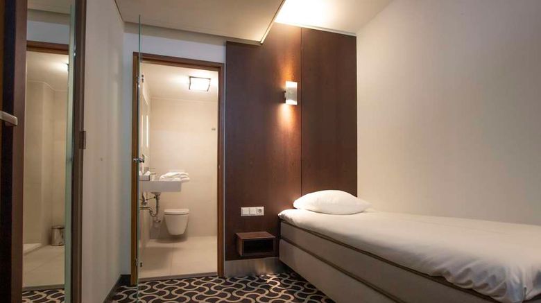 <b>Golden Tulip West Ende Room</b>. Images powered by <a href="https://iceportal.shijigroup.com/" title="IcePortal" target="_blank">IcePortal</a>.