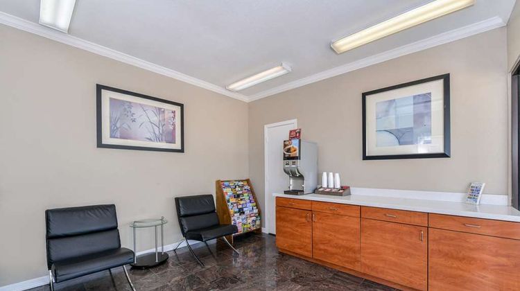 Americas Best Value Inn Pasadena Lobby