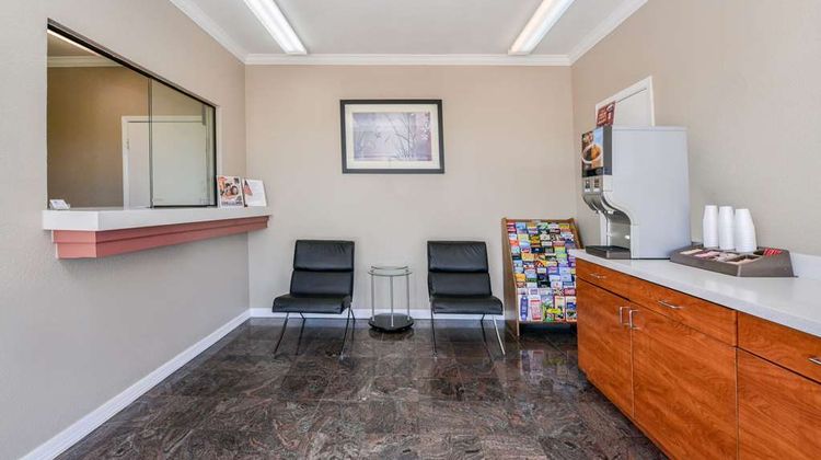 Americas Best Value Inn Pasadena Lobby