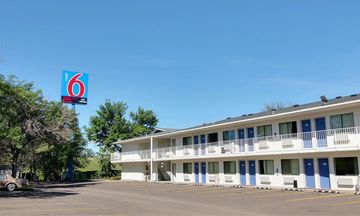 Motel 6 Bismarck