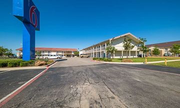 Motel 6 Farmers Branch