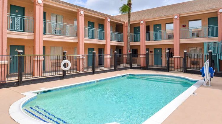 Americas Best Value Inn Clute Lake Jacks Pool