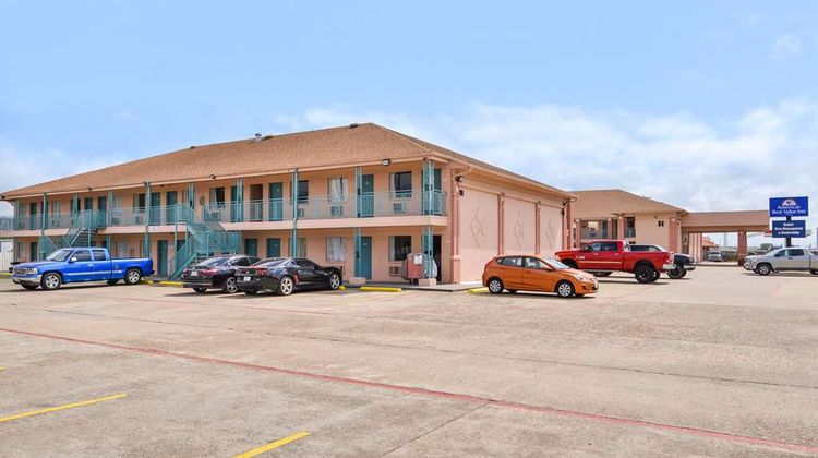 Americas Best Value Inn Clute Lake Jacks Exterior