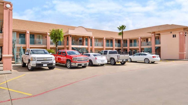 Americas Best Value Inn Clute Lake Jacks Exterior