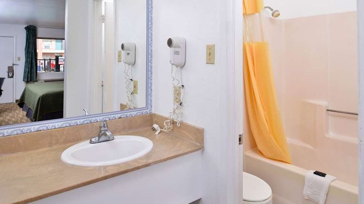 Americas Best Value Inn Clute Lake Jacks Room