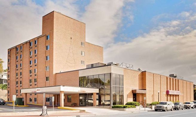 Ramada Marquette Exterior