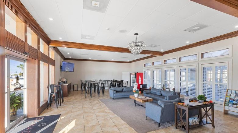 <b>Ramada Houma Lobby</b>. Images powered by <a href="https://iceportal.shijigroup.com/" title="IcePortal" target="_blank">IcePortal</a>.