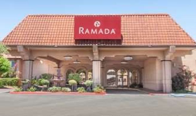 Ramada Fresno Near Cal State Exterior