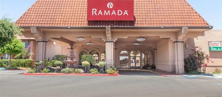 Ramada Fresno Near Cal State Exterior