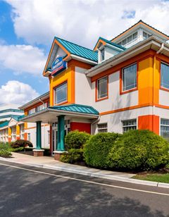 Howard Johnson Hotel - Toms River