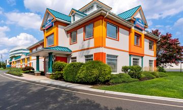 Howard Johnson Hotel - Toms River