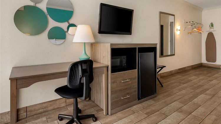 Howard Johnson Hotel - Toms River Suite