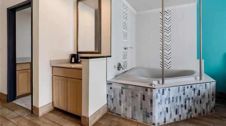 Howard Johnson Hotel - Toms River Suite