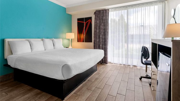 Howard Johnson Hotel - Toms River Suite