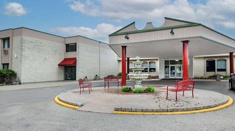 Ramada Grand Forks Exterior